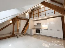 Pronájem atypického bytu, Hradec Králové, Smetanovo nábřeží, 65 m2