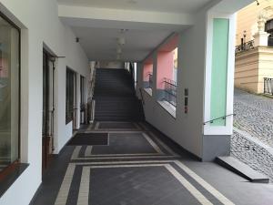 Prodej obchodního prostoru, Karlovy Vary, Divadelní náměstí, 30 m2