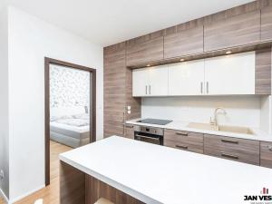 Prodej bytu 2+kk, Praha - Miškovice, Vrátenská, 58 m2