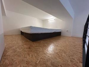 Pronájem bytu 1+kk, Praha - Vysočany, Poděbradská, 30 m2