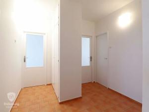 Pronájem bytu 3+1, Praha - Kobylisy, Famfulíkova, 60 m2