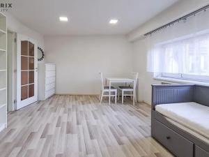 Pronájem bytu 1+kk, Praha - Vršovice, Vršovické náměstí, 29 m2