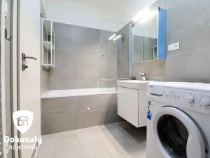 Pronájem bytu 2+kk, Praha - Vysočany, Svatošových, 53 m2