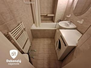 Pronájem bytu 2+kk, Praha - Hradčany, Pod baštami, 51 m2