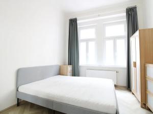 Pronájem bytu 2+kk, Praha - Vyšehrad, Neklanova, 41 m2