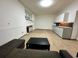 Pronájem bytu 1+kk, Praha - Břevnov, Hošťálkova, 34 m2