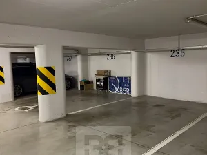 Pronájem garážového stání, Praha - Hlubočepy, Silurská, 16 m2