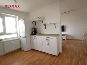 Prodej bytu 3+1, Milovice, Spojovací, 74 m2