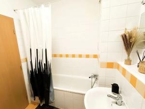 Pronájem bytu 1+kk, Praha - Hloubětín, Nepelova, 45 m2