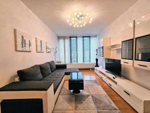 Pronájem bytu 2+kk, Praha - Holešovice, Komunardů, 55 m2