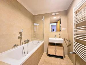 Pronájem bytu 2+kk, Praha - Holešovice, Komunardů, 55 m2