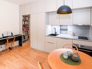 Pronájem bytu 1+kk, Praha - Vinohrady, Šrobárova, 28 m2