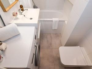 Pronájem bytu 1+kk, Praha - Vinohrady, Šrobárova, 28 m2