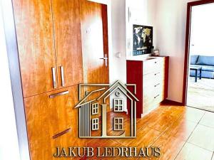 Prodej bytu 2+kk, Praha - Podolí, Na Zlatnici, 55 m2