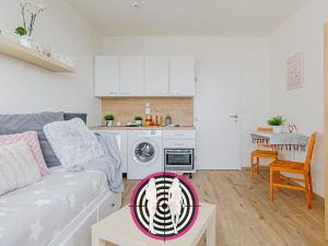 Pronájem bytu 1+kk, Praha - Hostivař, Hornoměcholupská, 22 m2