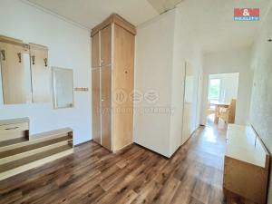 Prodej bytu 2+1, Ostrov, Hlavní třída, 60 m2