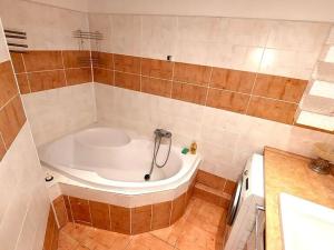 Prodej bytu 3+1, Praha - Horní Měcholupy, Livornská, 74 m2