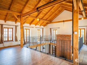 Pronájem atypického bytu, Květnice, Na Ladech, 110 m2