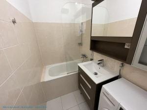 Pronájem bytu 2+kk, Praha - Kobylisy, Kyselova, 44 m2