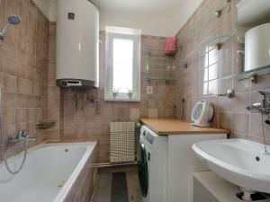 Prodej bytu 3+1, Hrádek, Družstevní, 75 m2