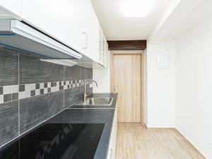 Pronájem bytu 2+kk, Praha - Kobylisy, Pod hliništěm, 53 m2