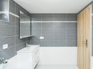Pronájem bytu 2+kk, Praha - Kobylisy, Pod hliništěm, 53 m2