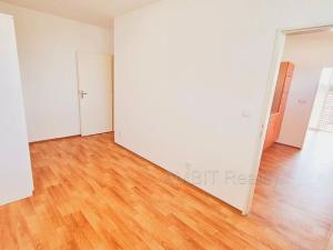 Pronájem bytu 2+1, Praha - Kbely, Pod Nouzovem, 59 m2