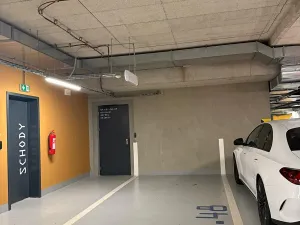 Pronájem garážového stání, Praha - Smíchov, Grafická, 12 m2