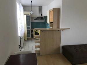 Pronájem bytu 1+kk, Praha, Sídlištní, 36 m2