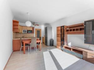 Pronájem bytu 2+kk, Praha - Kobylisy, Kyselova, 60 m2