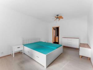 Pronájem bytu 2+kk, Praha - Kobylisy, Kyselova, 60 m2