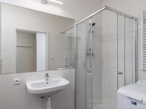 Pronájem bytu 1+kk, Praha - Jinonice, Peroutkova, 28 m2