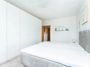 Pronájem bytu 3+1, Praha - Vokovice, Evropská, 68 m2