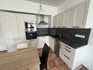 Pronájem bytu 2+kk, Praha - Hlubočepy, Werichova, 47 m2