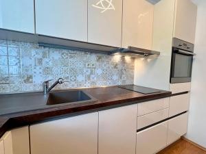 Pronájem bytu 2+kk, Praha - Hlubočepy, Brichtova, 43 m2