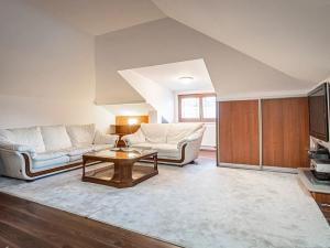 Prodej rodinného domu, Praha - Kolovraty, 450 m2
