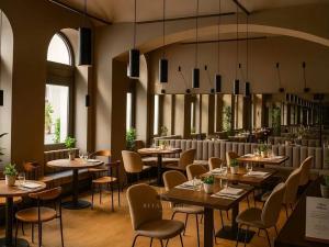 Prodej obchodního prostoru, Praha - Staré Město, Kaprova, 529 m2