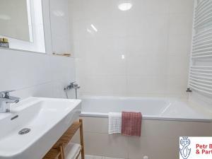 Pronájem bytu 2+kk, Praha - Stodůlky, náměstí Junkových, 49 m2