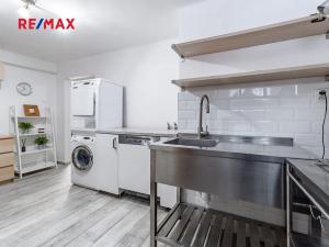 Prodej atypického bytu, Praha - Karlín, Pernerova, 60 m2