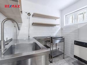 Prodej atypického bytu, Praha - Karlín, Pernerova, 60 m2