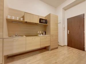 Pronájem bytu 1+1, Praha - Dejvice, Pod kaštany, 32 m2