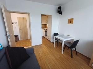Pronájem bytu 2+kk, Praha - Bohnice, Hlivická, 32 m2