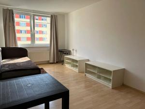 Pronájem bytu 1+kk, Praha - Troja, Hnězdenská, 40 m2