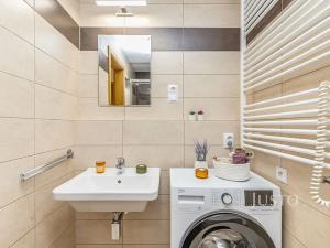 Pronájem bytu 1+kk, Praha - Řeporyje, Kakosova, 33 m2