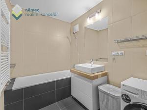 Pronájem bytu 1+kk, Praha - Karlín, Křižíkova, 48 m2