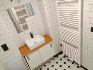 Pronájem bytu 1+kk, Praha - Smíchov, Na Skalce, 37 m2