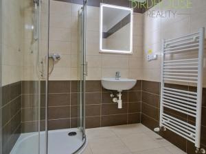 Pronájem bytu 2+kk, Jesenice, Cedrová, 65 m2