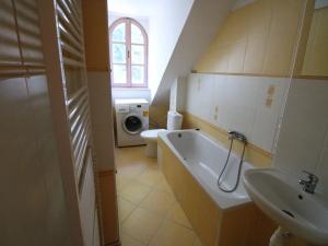 Pronájem bytu 2+1, Karlovy Vary, Pod Jelením skokem, 59 m2