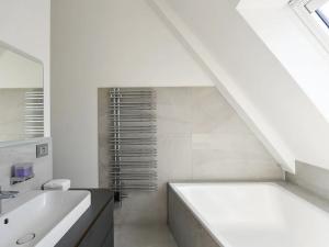 Prodej atypického bytu, Praha, Valentinská, 108 m2