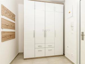 Pronájem bytu 1+kk, Praha - Vysočany, Strnadových, 33 m2